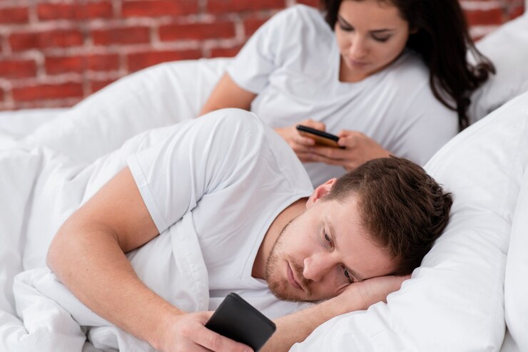couple-being-addicted-social-media_23-2148397673