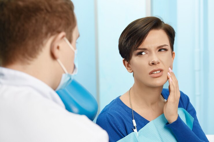 young-female-patient-visiting-dentist-office-beautiful-woman-sitting-dental-chair-complain-toothache-dental-clinic-stomatology_141858-4