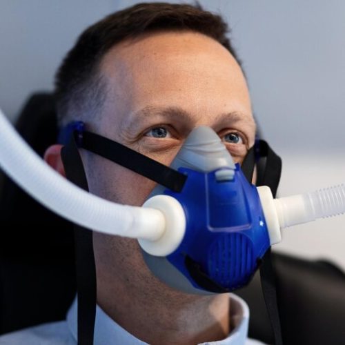 man-wearing-oxygen-mask-treatment-hyperbaric-chamber_637285-656